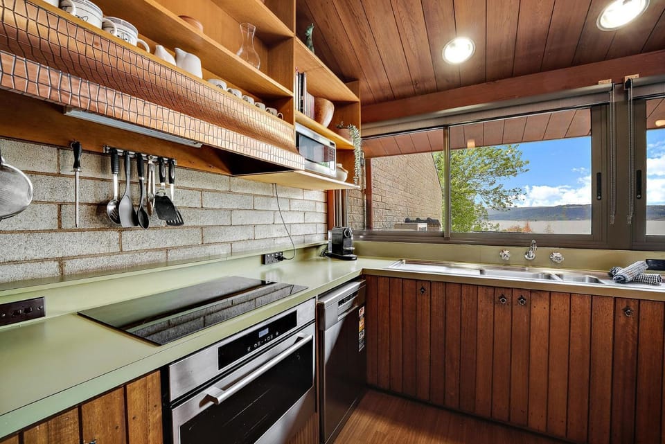 Grey Kangaroo - 2BR l Lake Front l Pet Friendly l Air-Con l BBQ l WiFi House in East Jindabyne