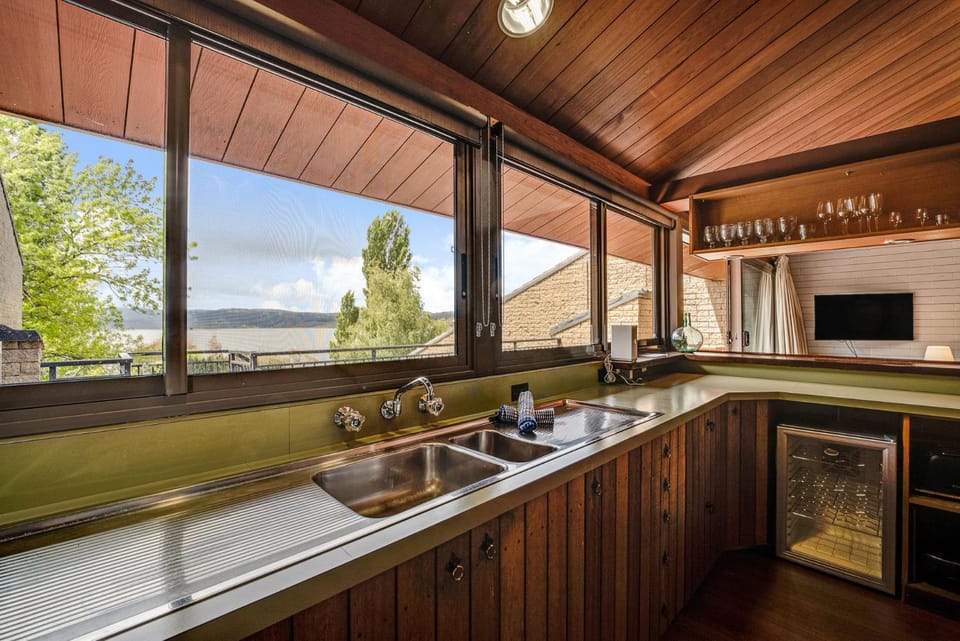 Grey Kangaroo - 2BR l Lake Front l Pet Friendly l Air-Con l BBQ l WiFi House in East Jindabyne