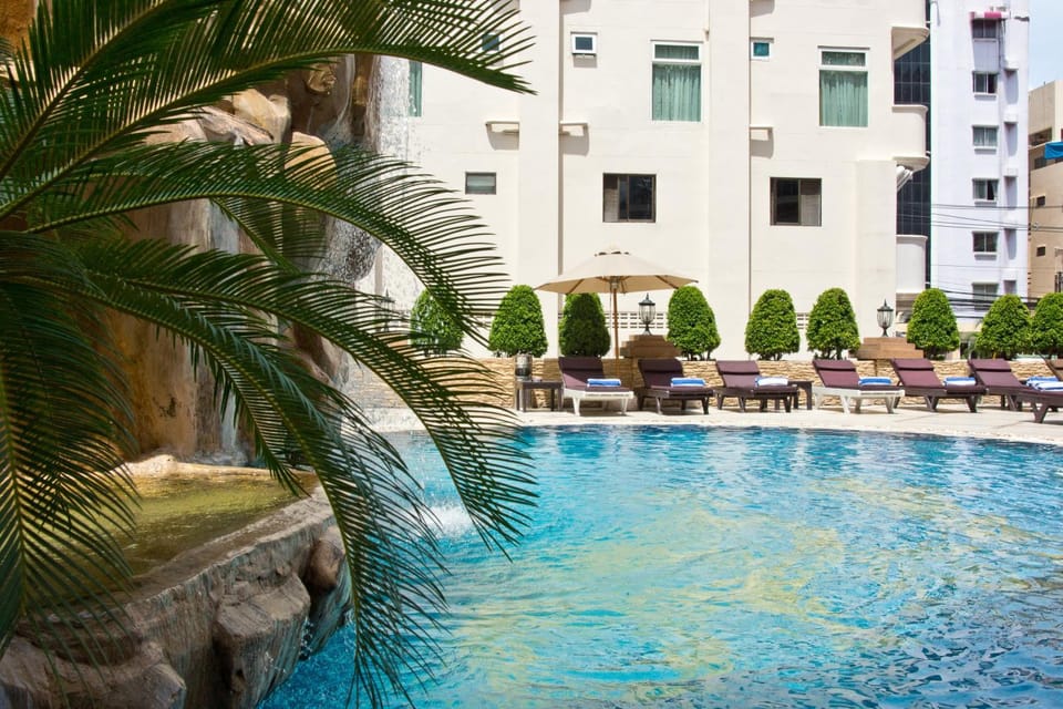 Day, Seating area, Pool view, Pool view, Swimming pool, sunbed