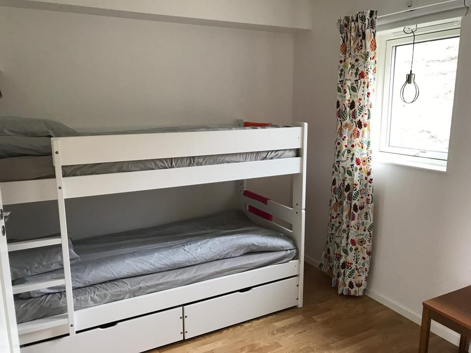 Bedroom, bunk bed