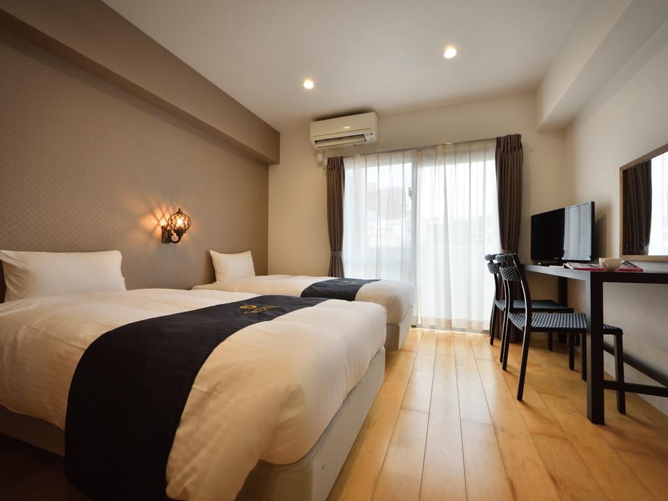 Bed, TV and multimedia, air conditioner
