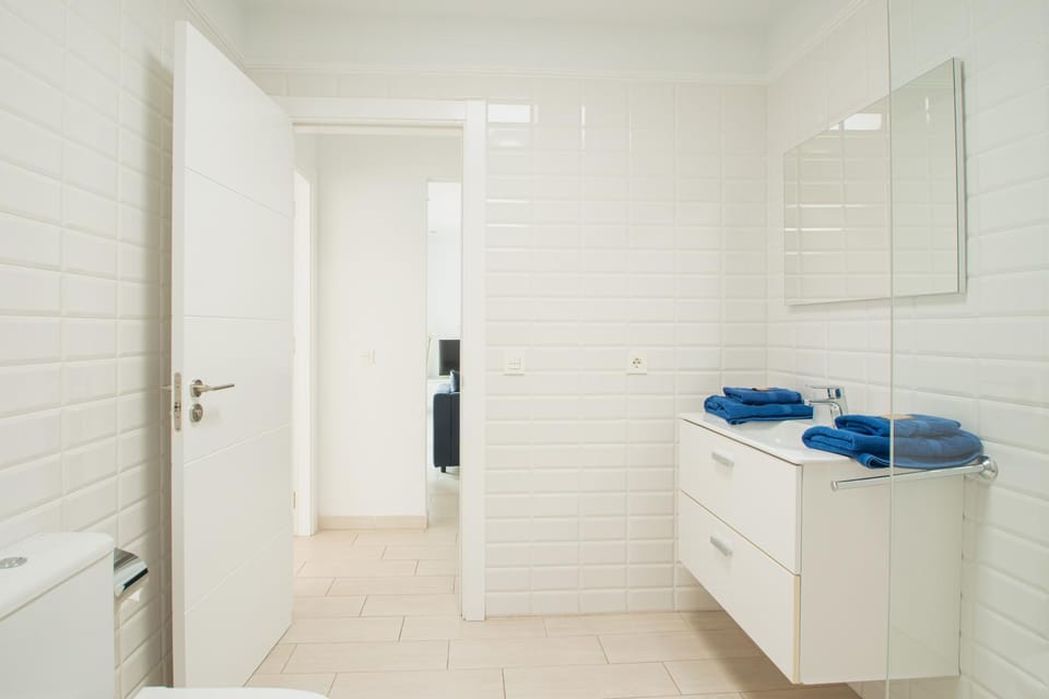 Shower, Bathroom, bidet, heating, towels