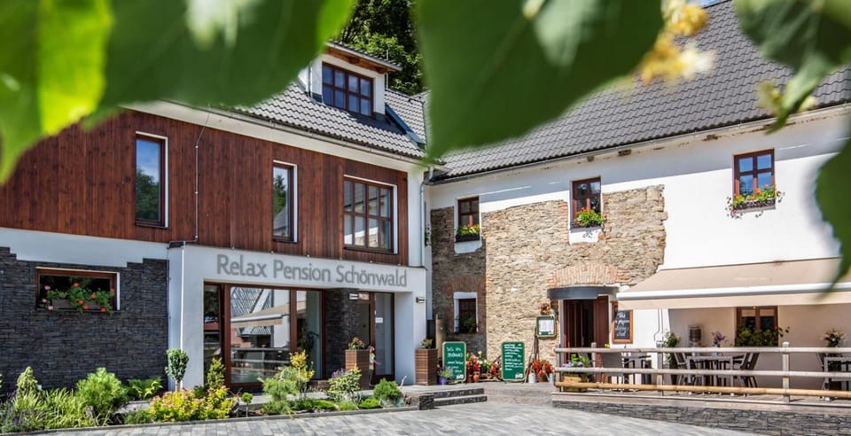 Property building, Restaurant/places to eat, Restaurant/places to eat, Day, Hot Tub, Spa and wellness centre/facilities, Animals, Location