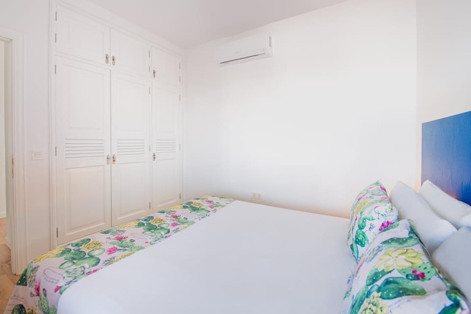 Photo of the whole room, Bedroom, heating, internet, safe, wardrobe, air conditioner