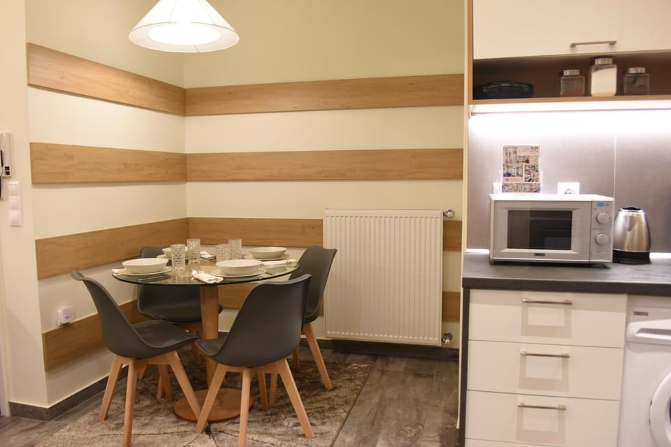Kitchen or kitchenette, Dining area