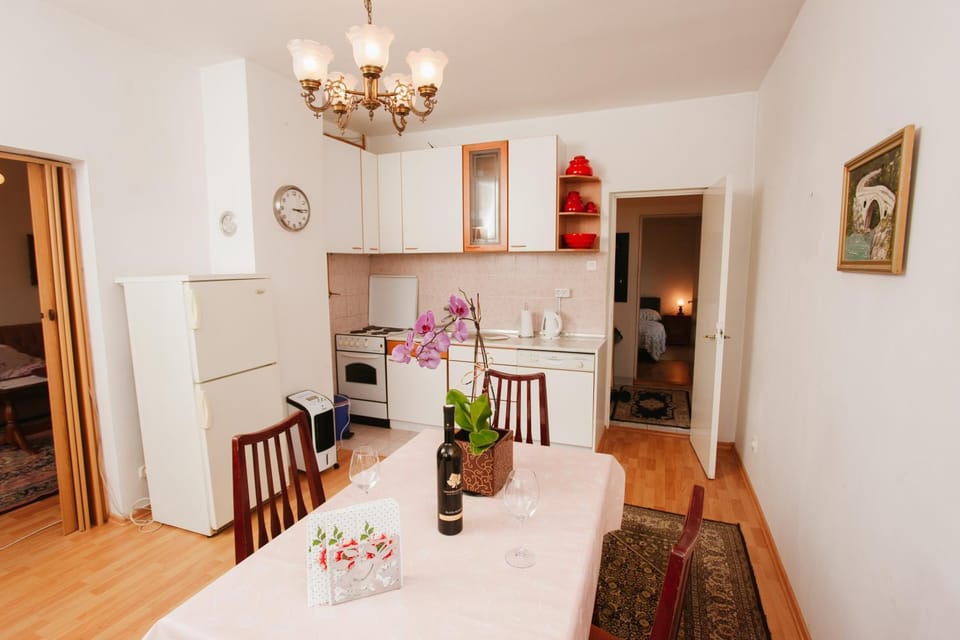 Kitchen or kitchenette, Living room, Dining area, Communal kitchen