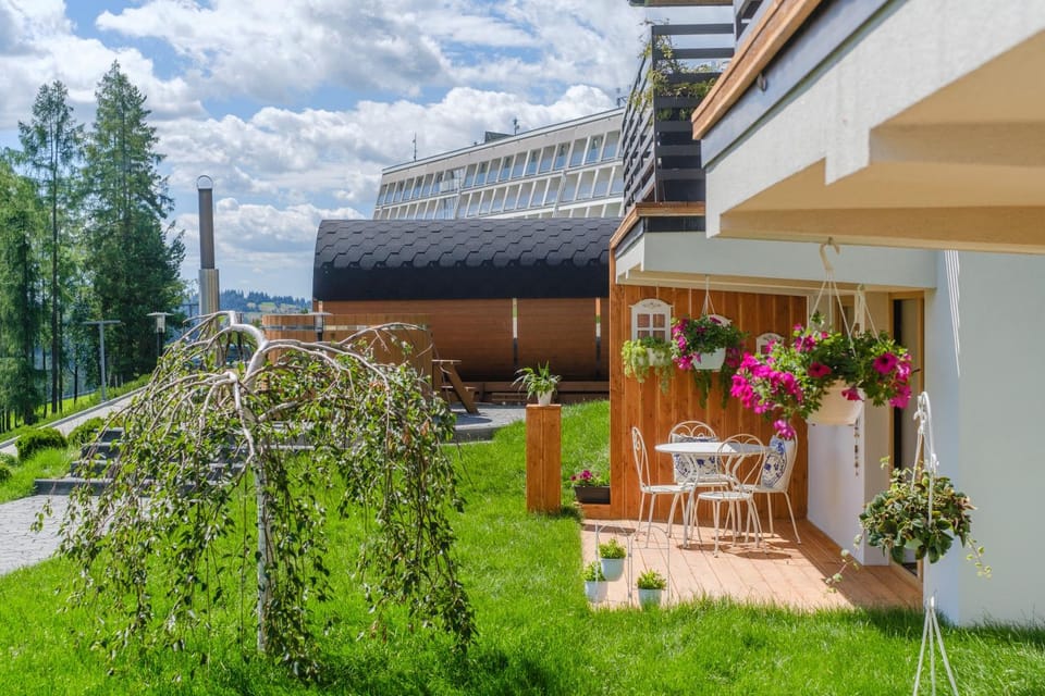 Property building, Patio, Facade/entrance, Spring, Day, Natural landscape, Garden, Balcony/Terrace, Garden view