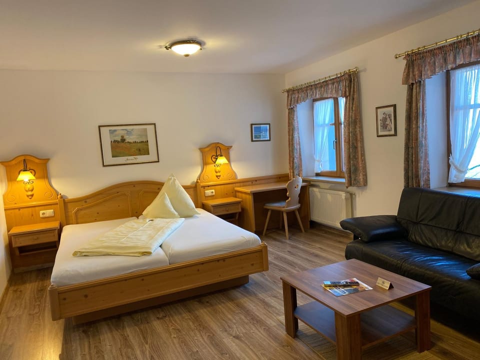Bed, Living room, Photo of the whole room, Bedroom
