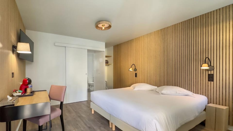 Bed, TV and multimedia, Photo of the whole room, Bedroom, hair dresser