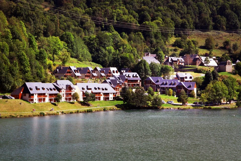 Neighbourhood, Bird's eye view, Lake view