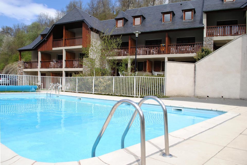 Property building, Swimming pool, Swimming pool