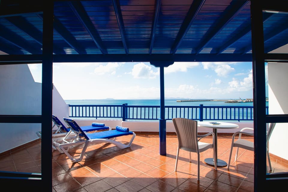 Natural landscape, View (from property/room), Balcony/Terrace, Seating area, Dining area, Beach, Sea view, internet, sunbed, towels, air conditioner
