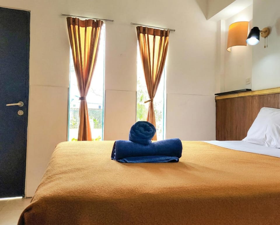 Bed, Pool view
