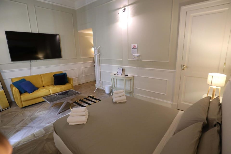 Photo of the whole room, Bedroom, towels