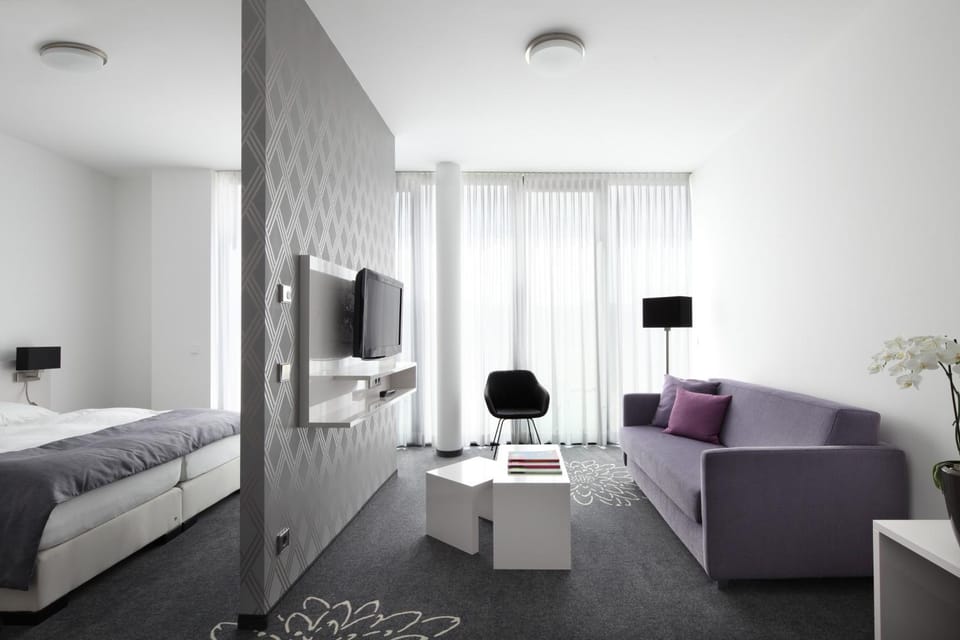 TV and multimedia, Seating area, Bedroom, Family