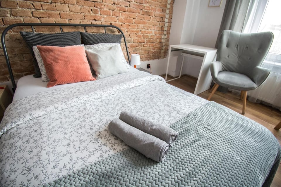 Bed, Living room, Photo of the whole room, Seating area, Bedroom, towels