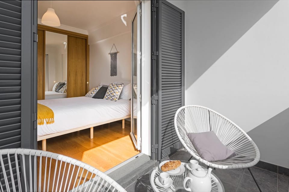 Bed, View (from property/room), Balcony/Terrace, Seating area, Dining area, Bedroom, City view, Landmark view, Mountain view, Sea view, Area and facilities