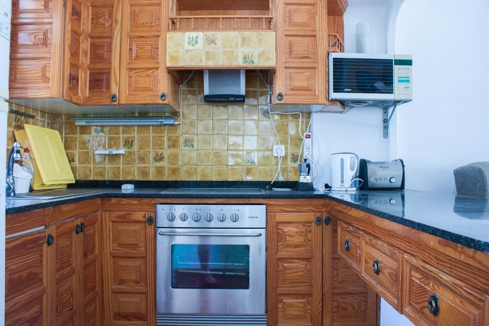 Kitchen or kitchenette, Garden view, Pool view