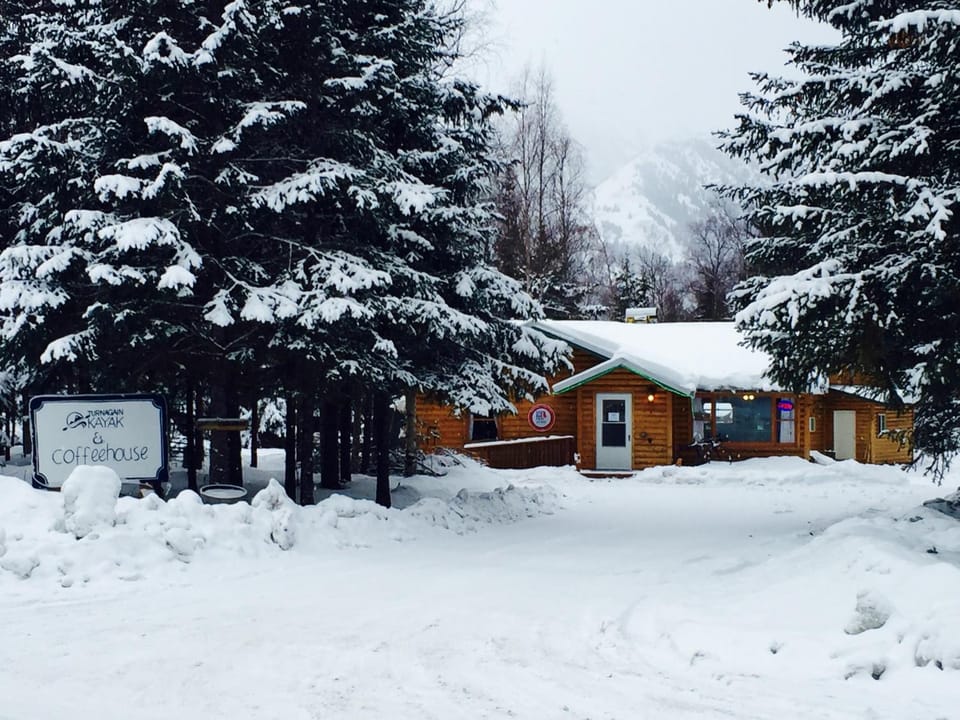 Restaurant/places to eat, Neighbourhood, Natural landscape, Winter, Logo/Certificate/Sign