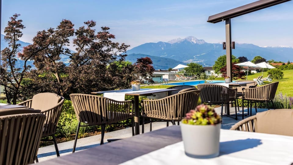 Patio, Restaurant/places to eat, Balcony/Terrace, Mountain view