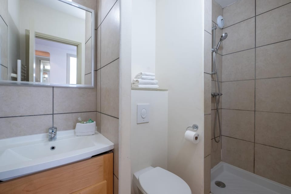 Toilet, Bathroom, towels