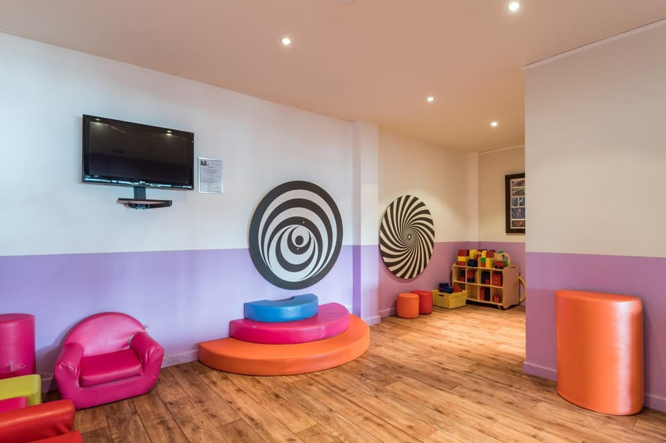 Communal lounge/ TV room, TV and multimedia, Living room, Decorative detail, Seating area, Evening entertainment, Area and facilities