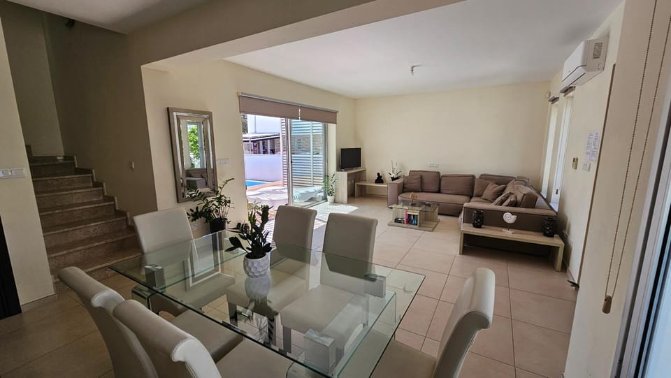 Seating area, Dining area