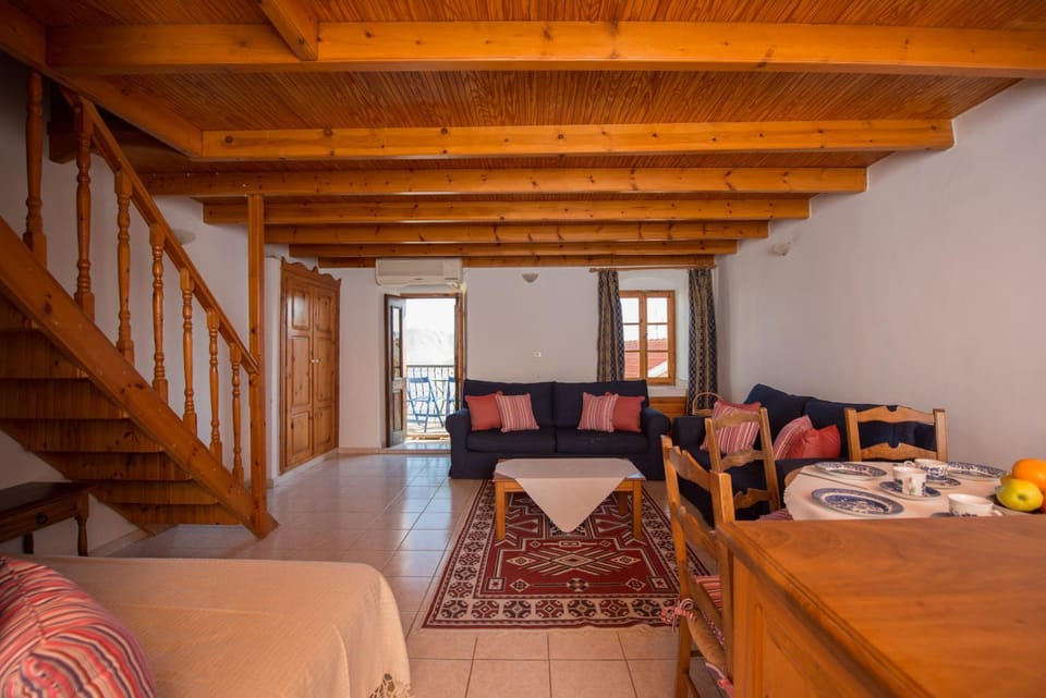 Balcony/Terrace, Kitchen or kitchenette, Living room, Seating area, Dining area