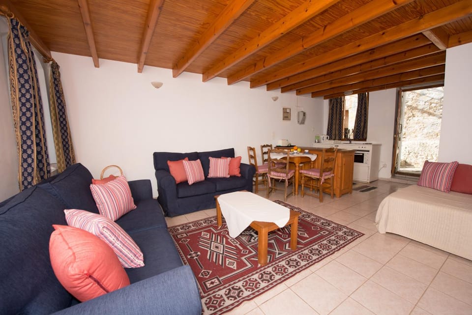 Coffee/tea facilities, Kitchen or kitchenette, Seating area, Dining area