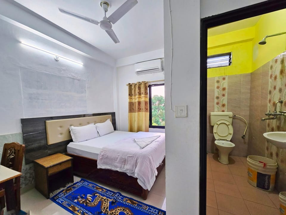 Toilet, Bed, Bathroom, Photo of the whole room, Bedroom, towels, air conditioner