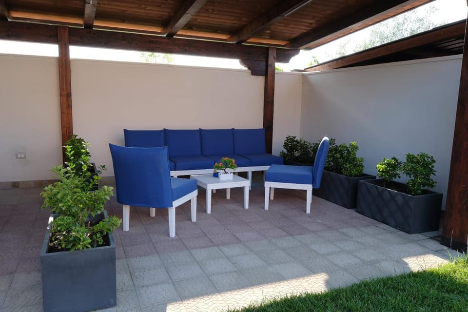 Patio, Living room