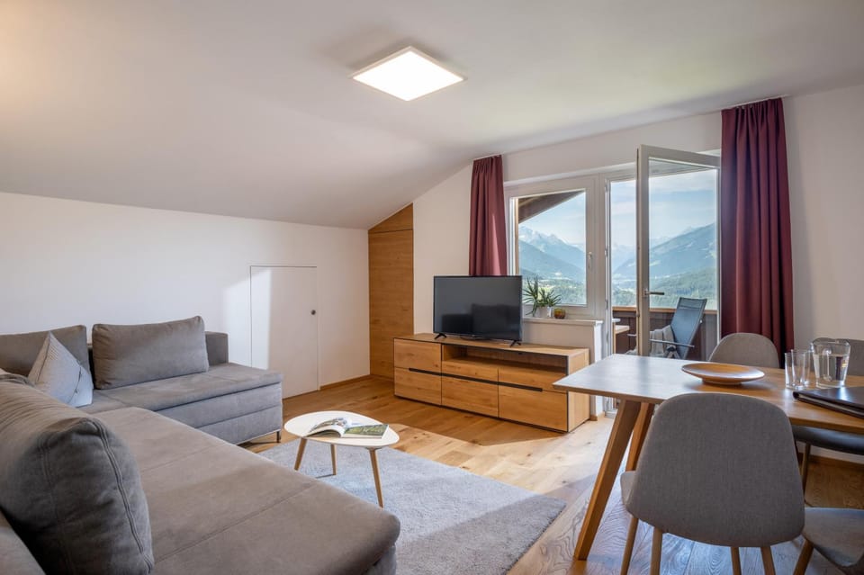 TV and multimedia, Living room, Seating area, Dining area, Mountain view