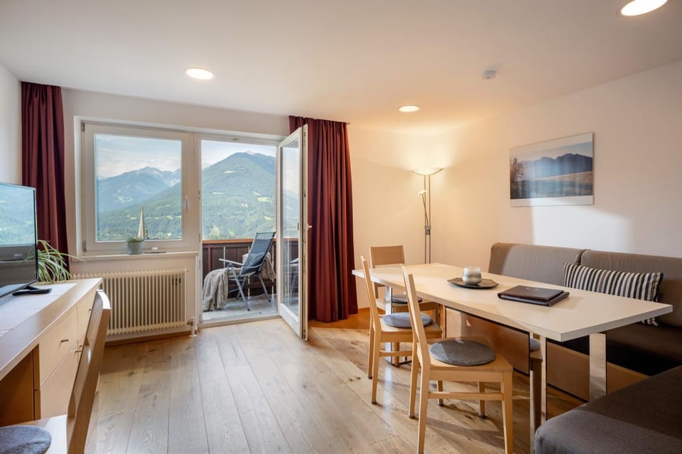 TV and multimedia, Living room, Seating area, Dining area, Mountain view