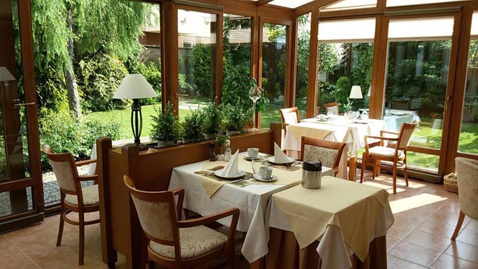 Restaurant/places to eat, Continental breakfast, Buffet breakfast