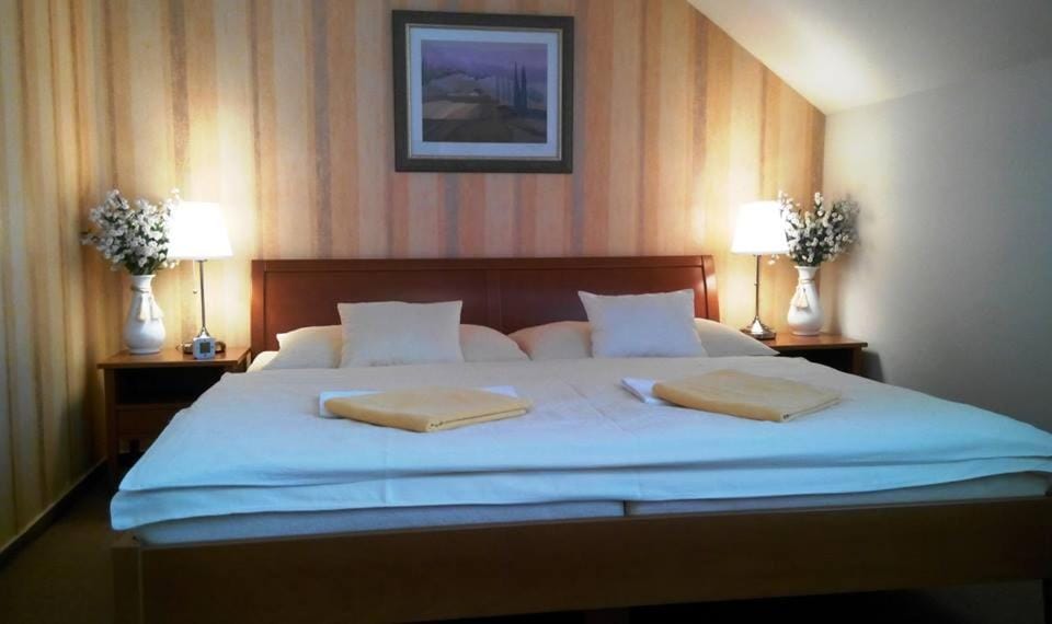 Bed, Photo of the whole room, Decorative detail
