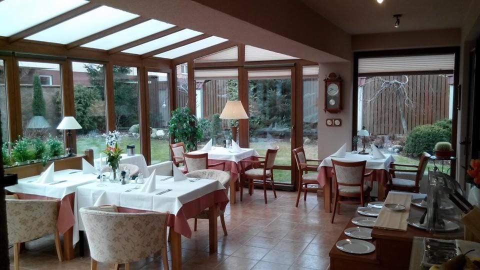 Restaurant/places to eat, Continental breakfast, Buffet breakfast