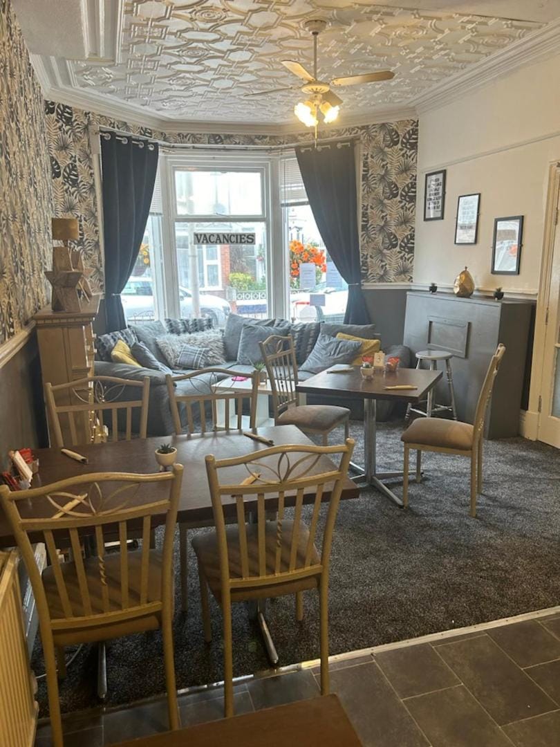 MyRoomz Golden Strand Hotel Hotel in Blackpool