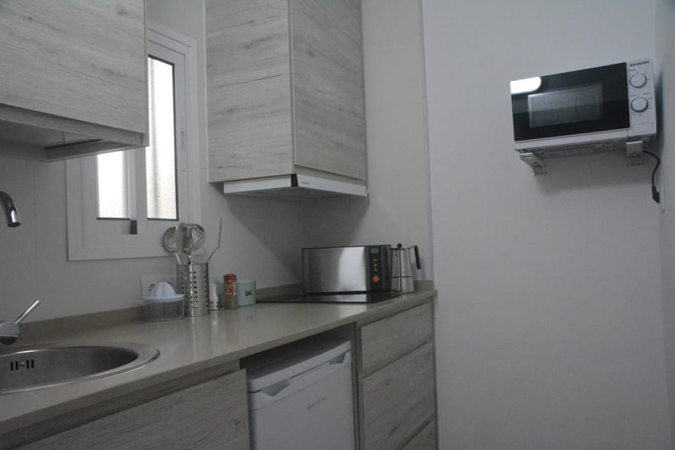 Kitchen or kitchenette, minibar