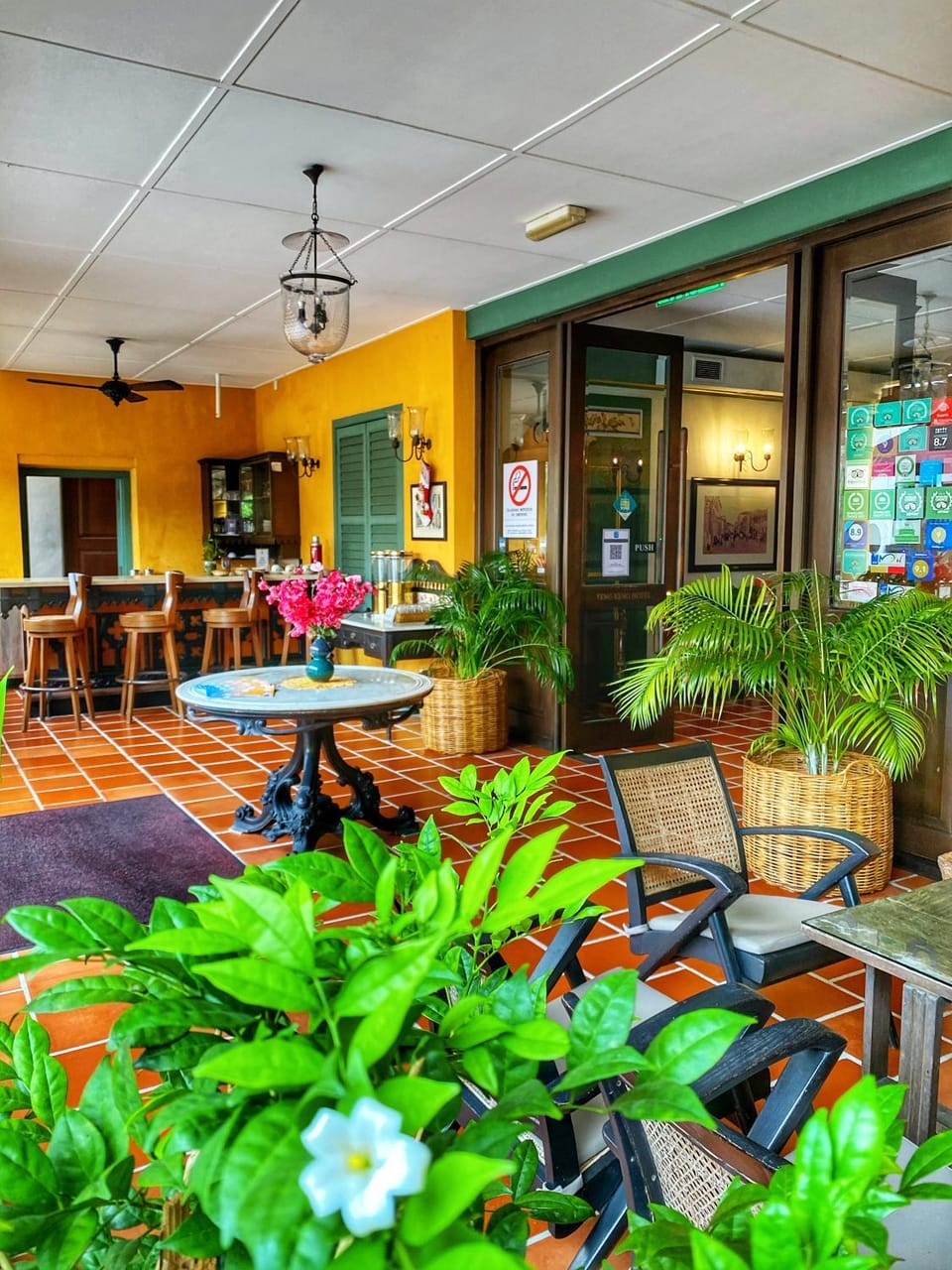 Communal lounge/ TV room, Facade/entrance, Day, Balcony/Terrace, Street view, Non alcoholic drinks