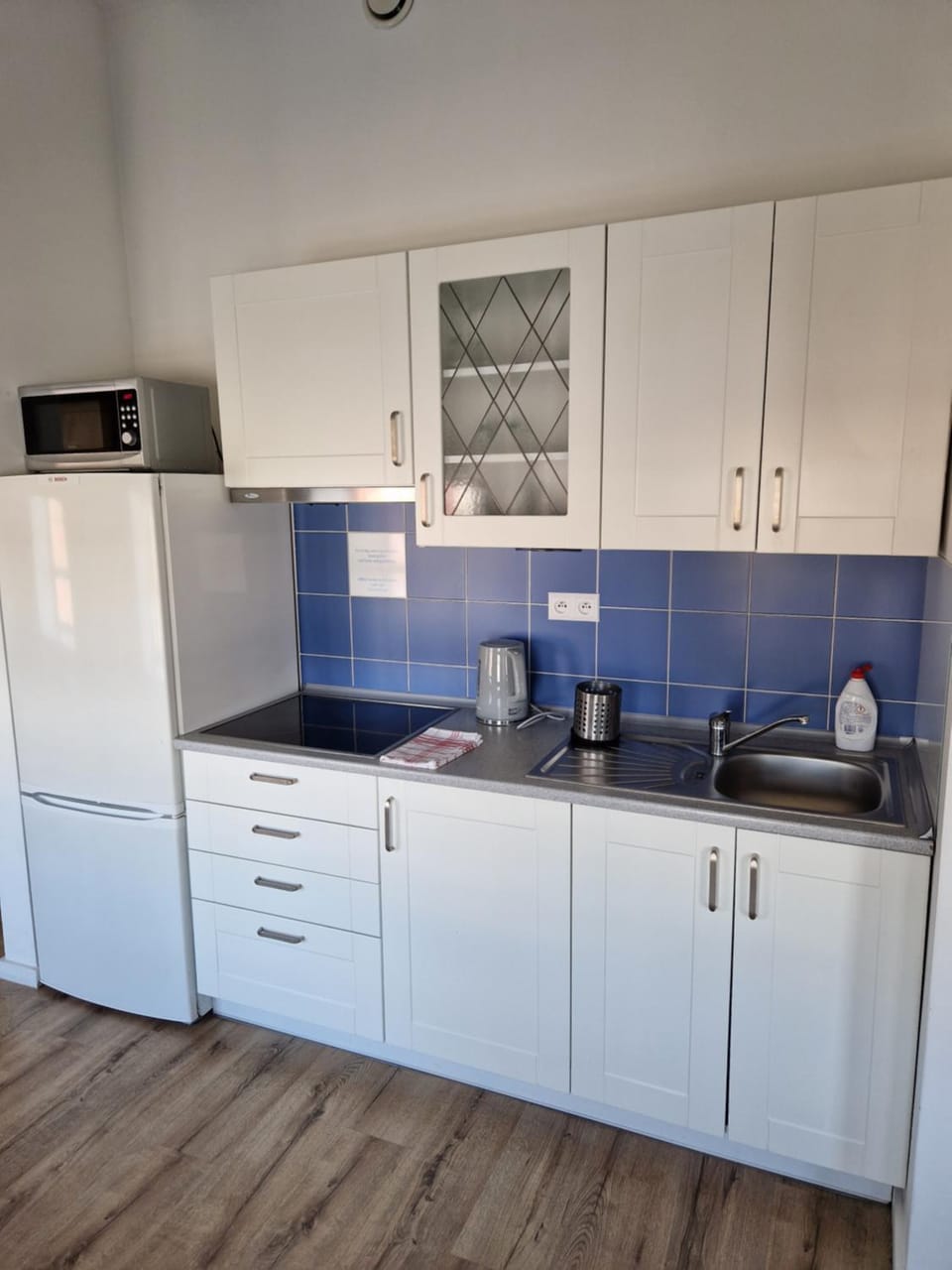 Kitchen or kitchenette, minibar, stove