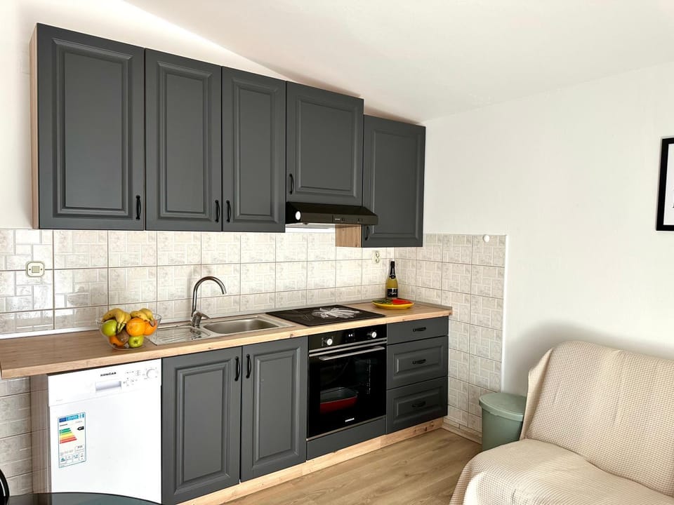 Kitchen or kitchenette, dishwasher, stove