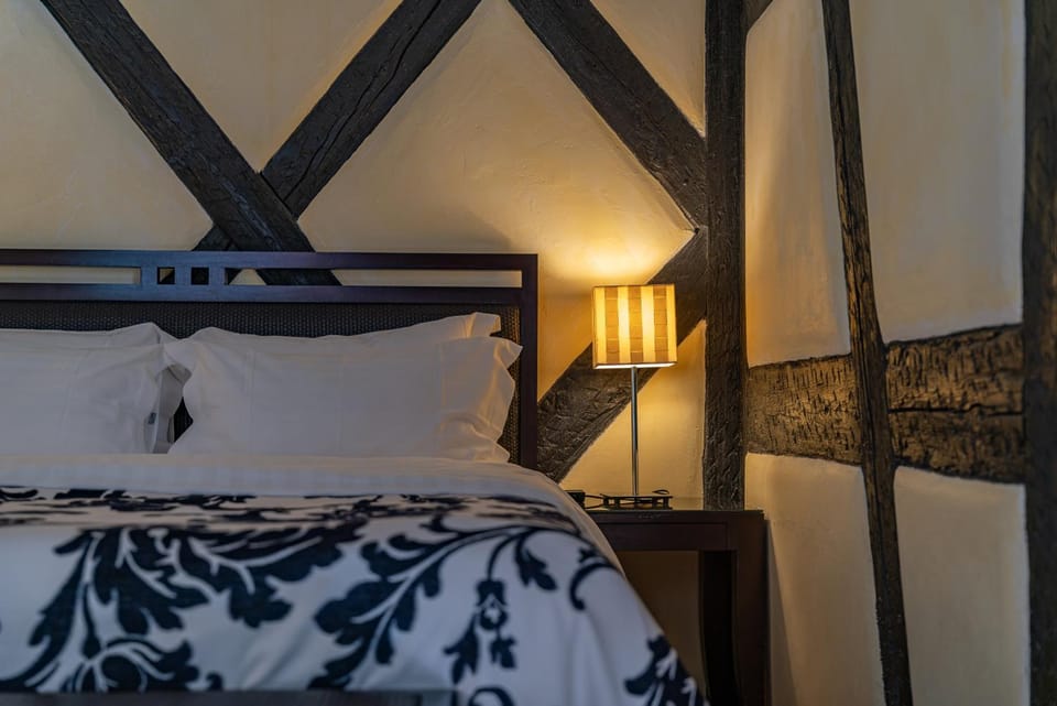 Restaurant/places to eat, Communal lounge/ TV room, Bed, Living room, Lounge or bar, Photo of the whole room, Seating area, Bedroom, Breakfast, Seasons, concierge, flat iron, hair dryier, heating, heating, safe, safe, air conditioner, air conditioner