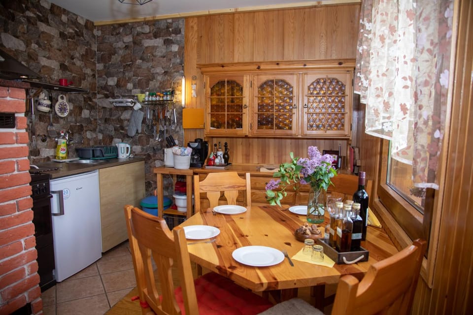 Dining area, kitchen