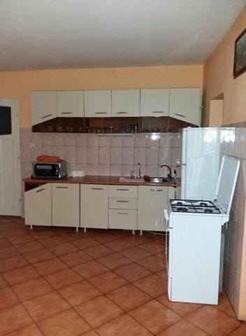 Kitchen or kitchenette, Internal: Not applicable to any particular room