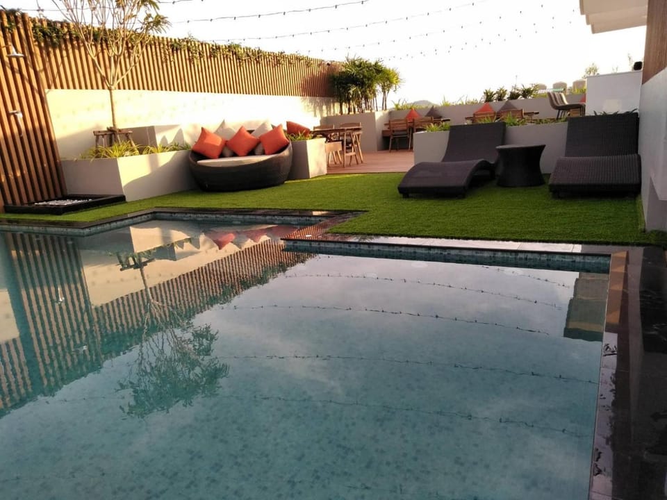 Swimming pool, Swimming pool
