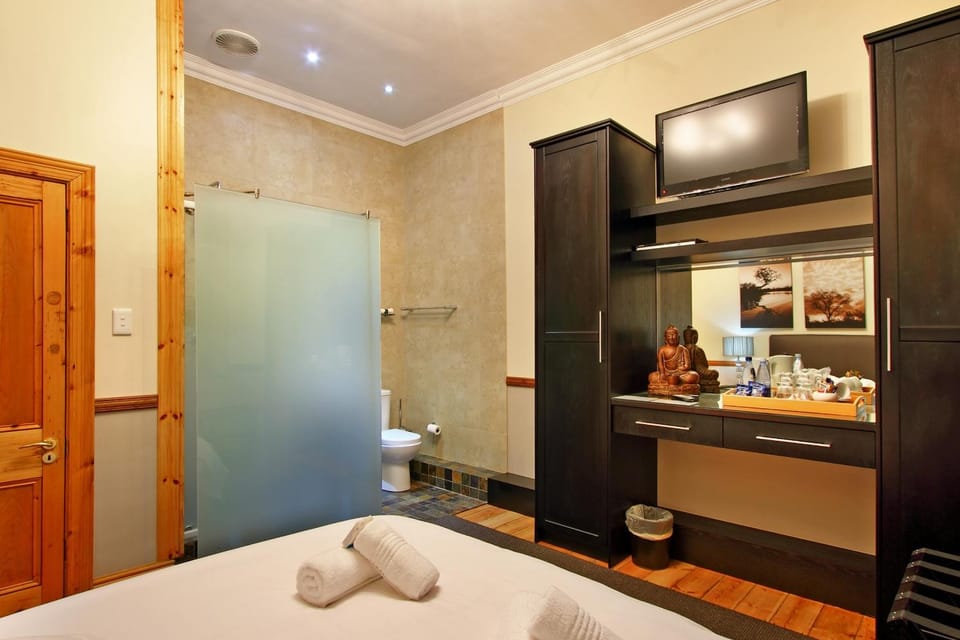 Bed, Bathroom, TV and multimedia, Photo of the whole room, Bedroom