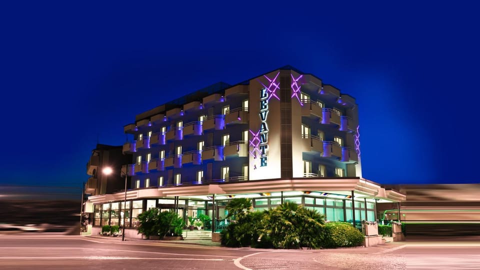 Property building, Restaurant/places to eat, Evening entertainment, Dinner, elevator