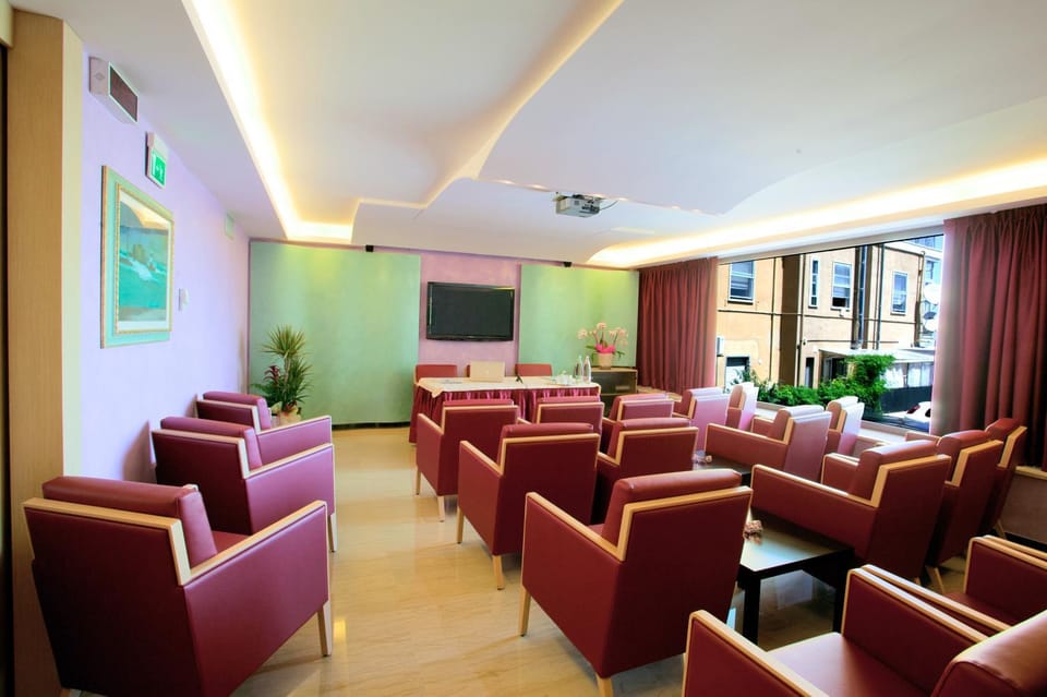 Communal lounge/ TV room, TV and multimedia, Seating area, Meeting/conference room