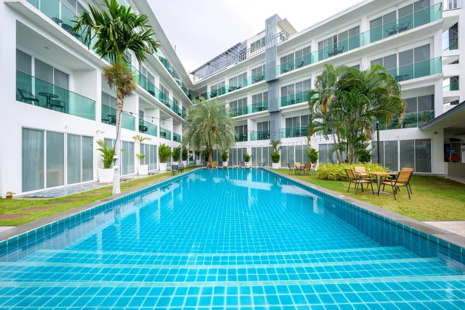 Pool view, Swimming pool, sunbed
