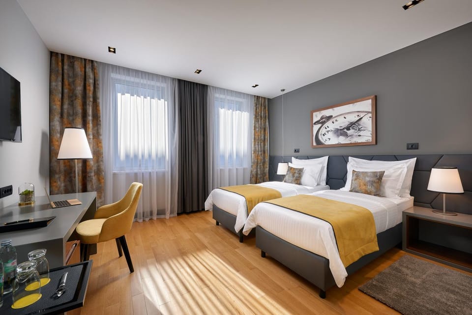 Bed, TV and multimedia, Photo of the whole room, Decorative detail, Seating area, Bedroom